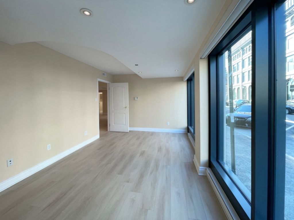 Prime location in the heart of Old Montr�al