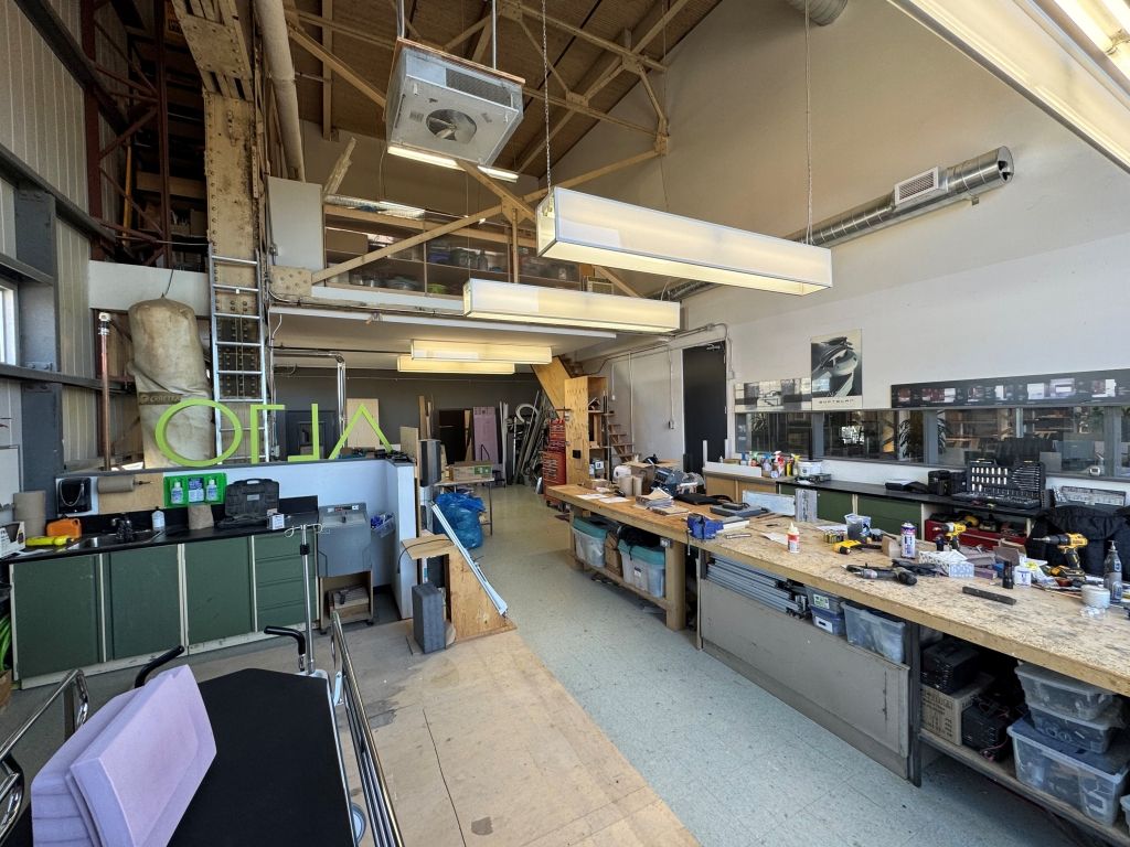 Technople Angus     Magnifique espace partag de 2522 pi ca