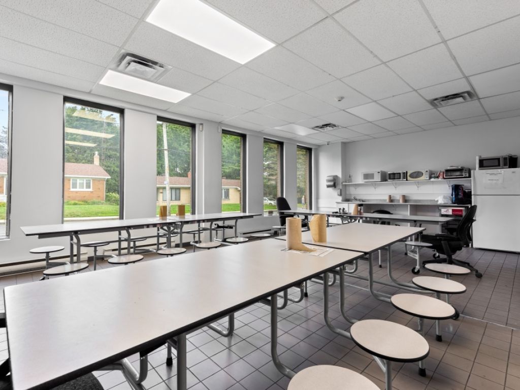 Industrial & commercial space for rent  accessible and flexible in the heart of Montrgie