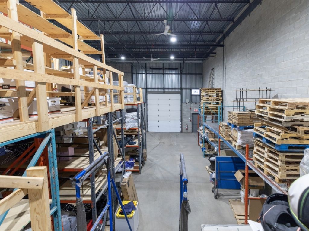 Industrial space for rent | Laval | 2,360 sq. ft. 