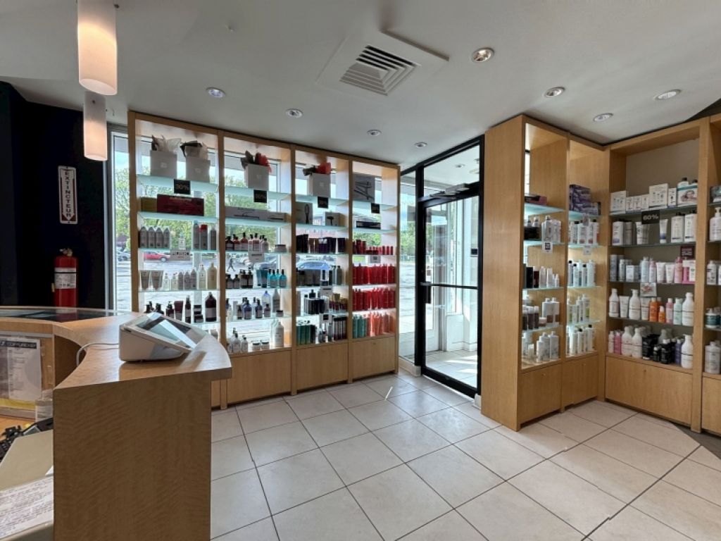Local commercial � louer � Sainte-Foy � Plaza Laval, 2750, chemin Sainte-Foy, local 103