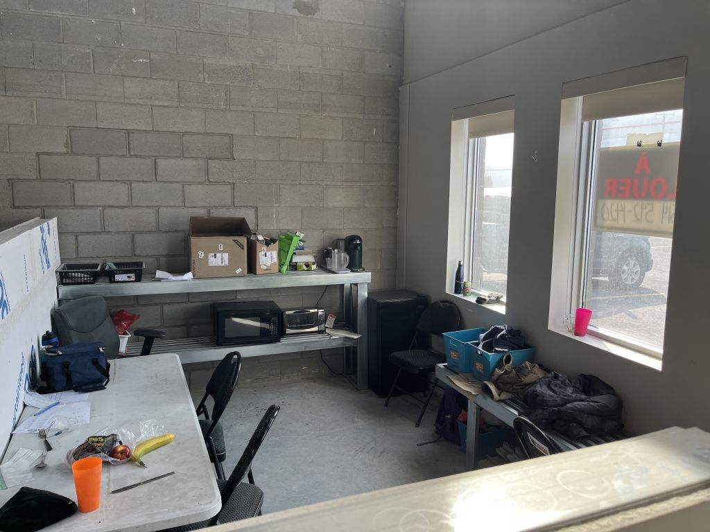 Local � louer - 6 000 pc, possibilit� d'usage commercial ou industriel, disponible au 1 juin 2026.