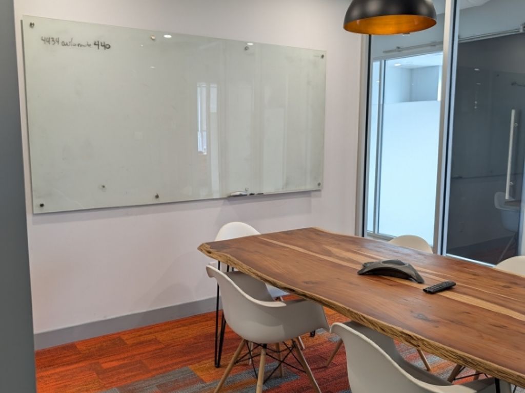 Location bureaux ferm�s et postes de travail - Laval - Acc�s direct A-440