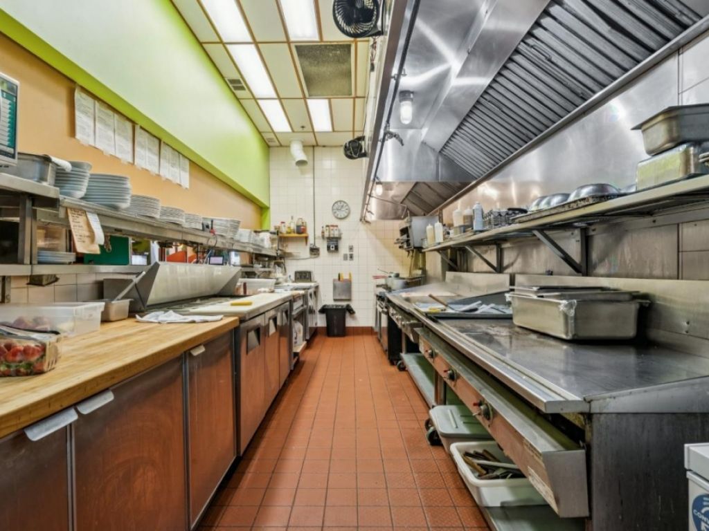 Fully equipped restaurant with terrace for sale in Boucherville
