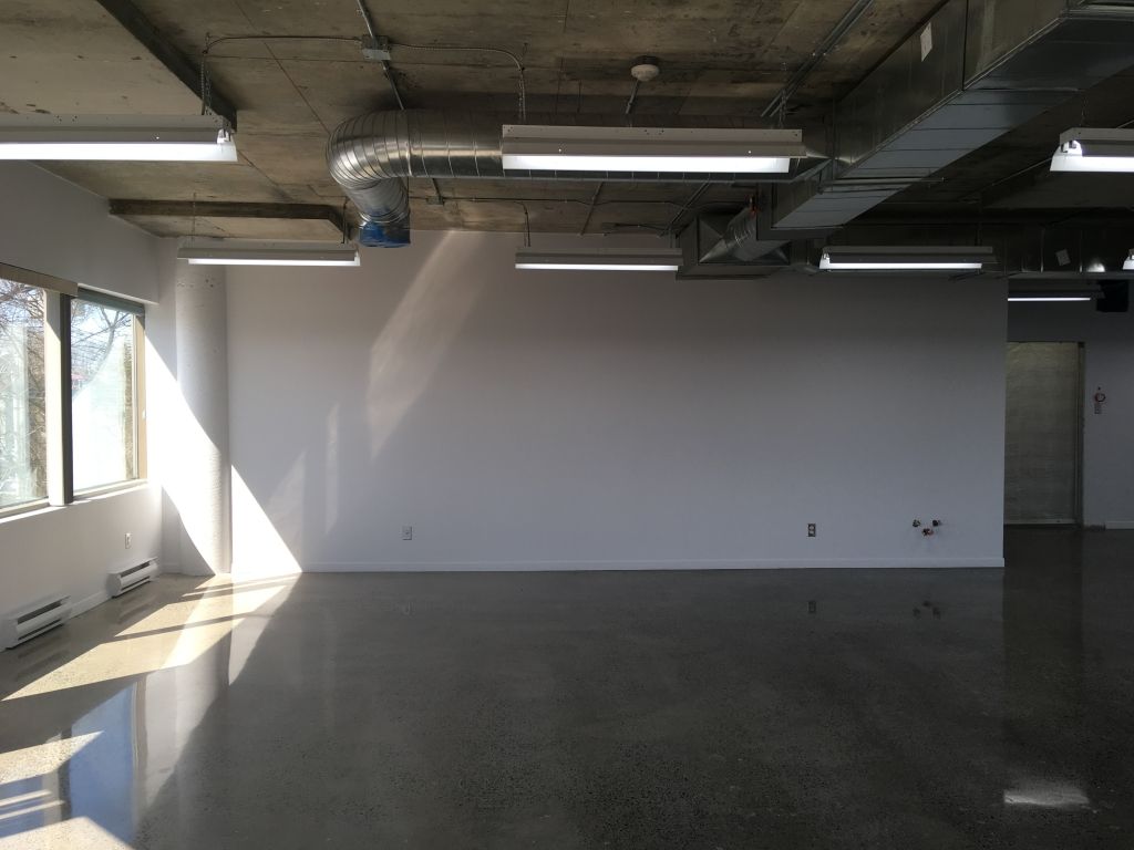 Industrial space 734 to 1424 sq.ft. (with kitchenette and 1 office) in Montreal-Nord!