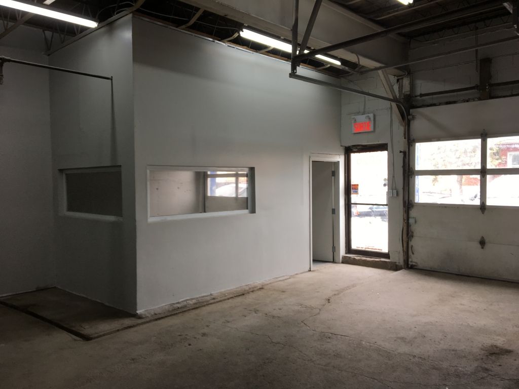 Small Warehouse for rent with garage door