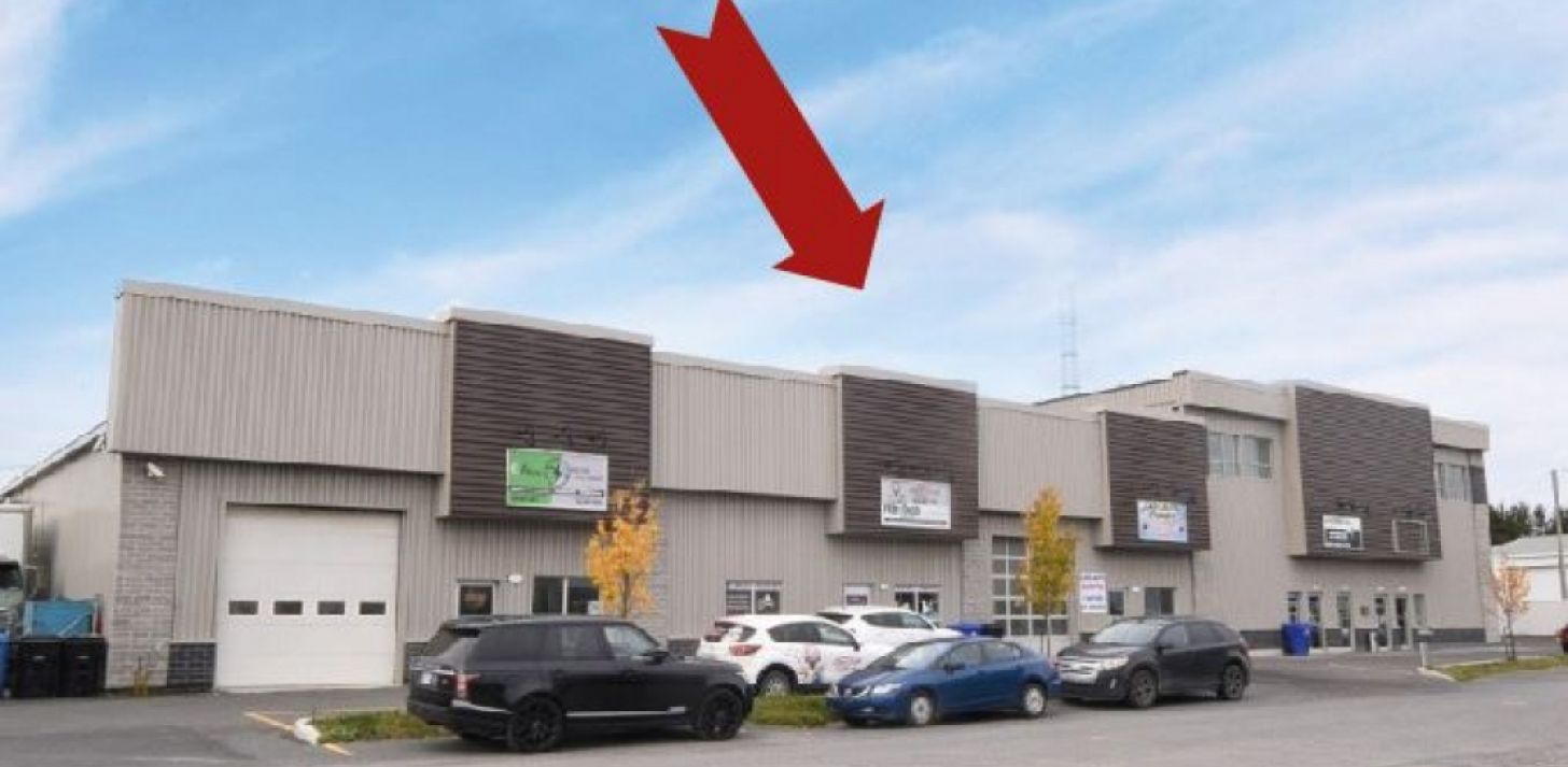 Garage - Entrepôt - Bureau /Salle de repos a louer +/- 2000 pi.ca. porte de garage 14' - plafond 16' - Parc Industriel - À louer