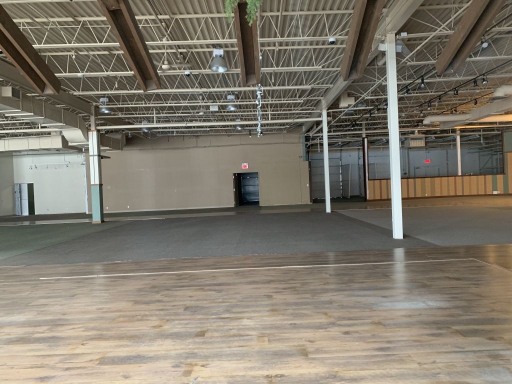  Commercial space in Laval