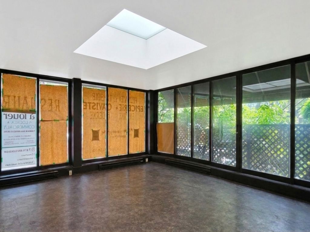 Commercial space with hood _ corner visibility + separate delivery access