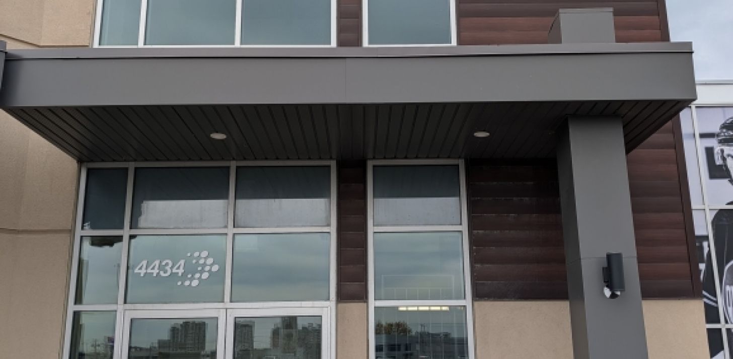 Location bureaux ferm&eacute;s et postes de travail - Laval - Acc&egrave;s direct A-440 - &Agrave; louer