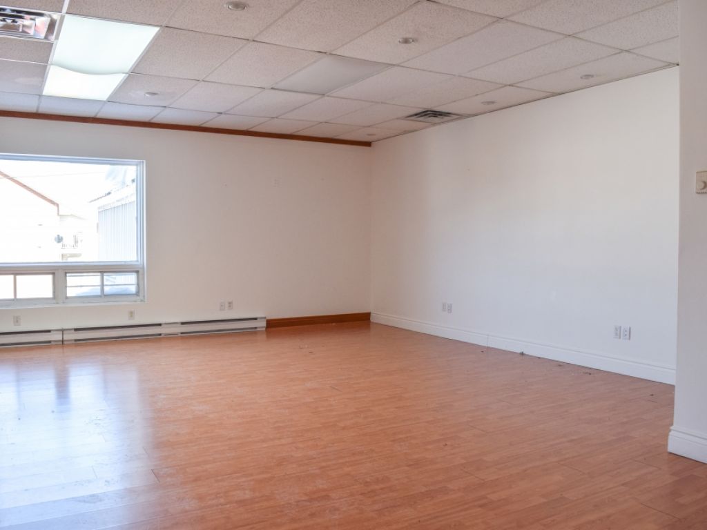 Office space for rent facing Mail Champlain