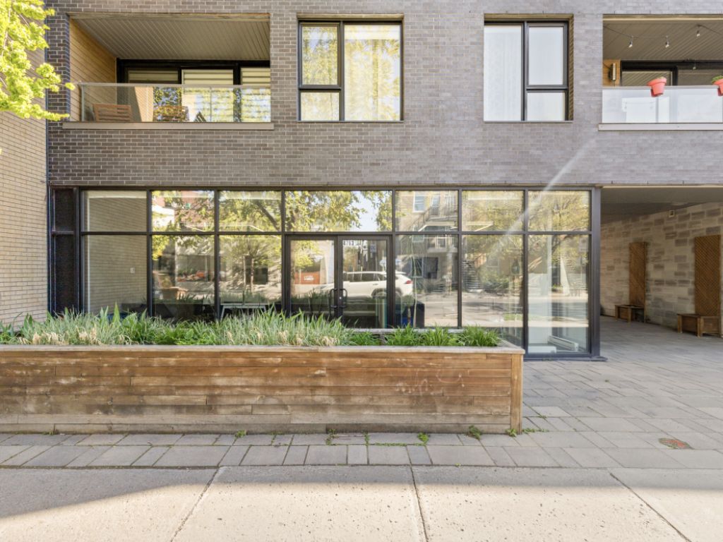 Corner commercial condo  Ground floor for rent