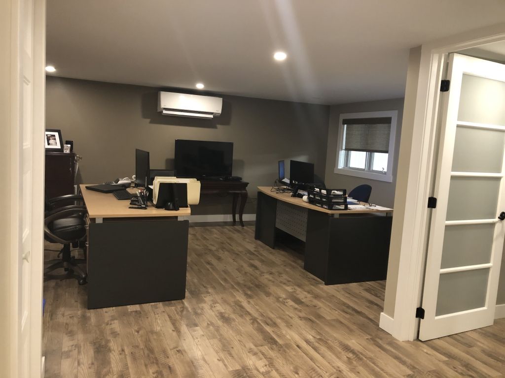 Garage - Entrept - Bureau /Salle de repos a louer +/- 2000 pi.ca. porte de garage 14' - plafond 16' - Parc Industriel