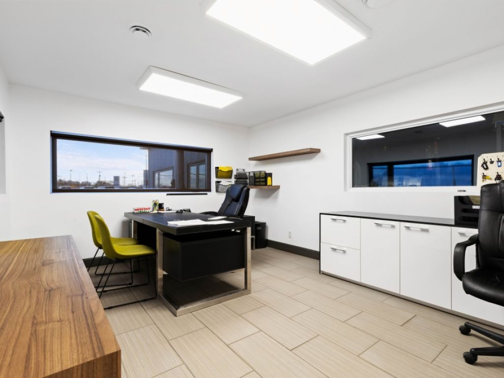 Immeuble comm/ind  vendre, showroom, entrept St-Basile