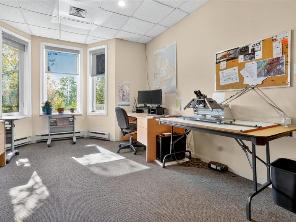 B�tisse commerciale/Bureau � vendre