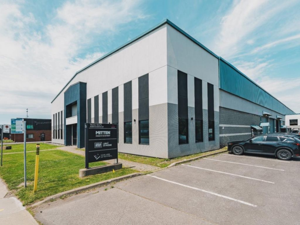 Warehouse for rent of 15,809 square feet with garage doors and crane