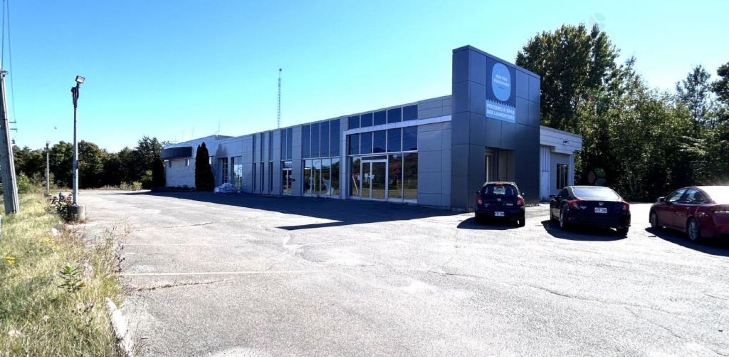 Immeuble sur Cur&eacute;-Labelle &agrave; St-J&eacute;r&ocirc;me ** VISIBILIT&Eacute; ** - &Agrave; vendre