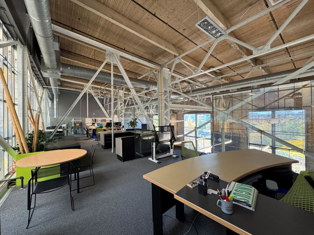 Technople Angus     Magnifique espace partag de 2522 pi ca