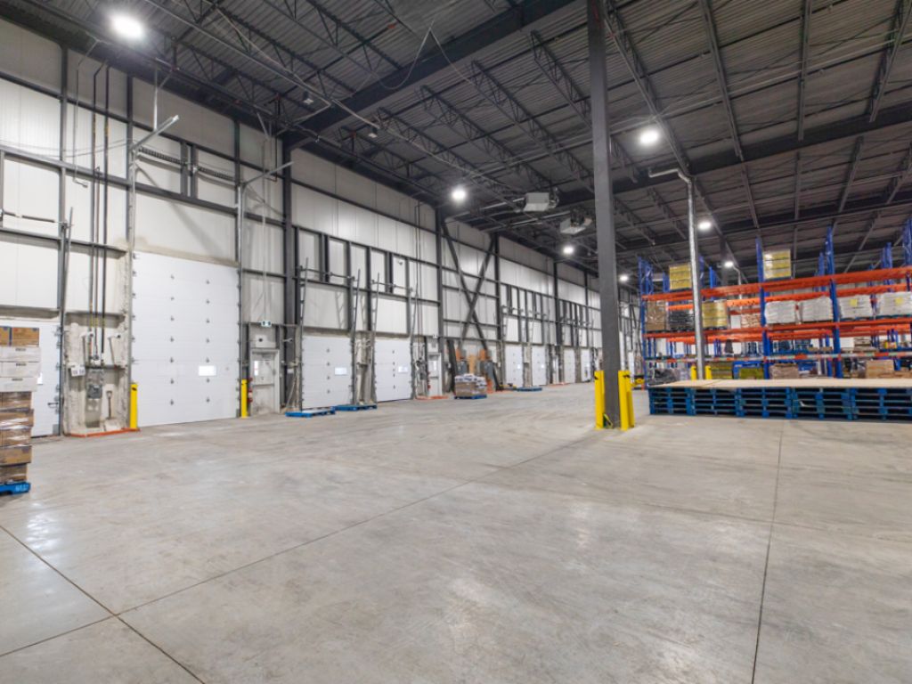 LOCAL INDUSTRIEL/ENTREPOT � LOUER, CANDIAC - 12 395 � 55 934 pi2