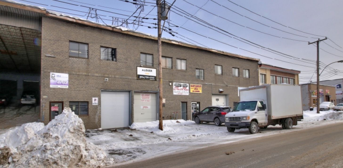 5,700 foot Warehouse with garage door - For Rent