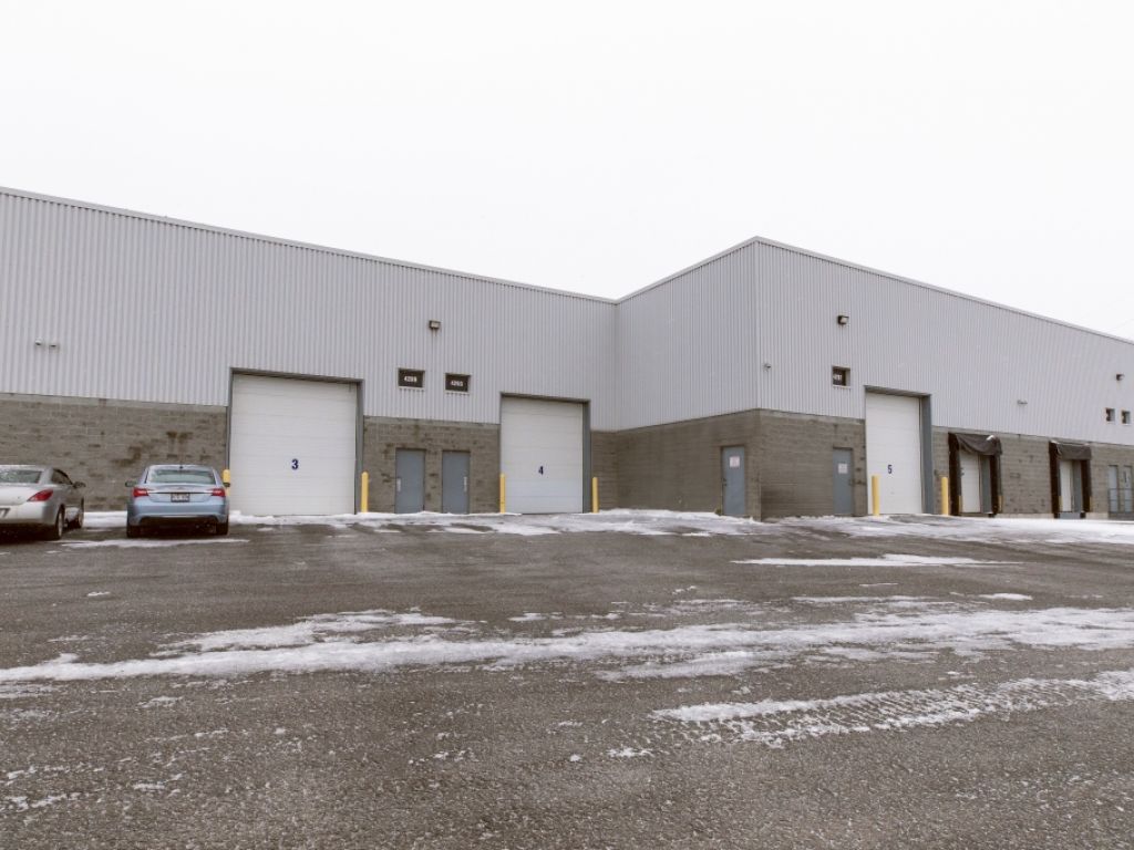 Industrial space for rent | Laval | 2,360 sq. ft. 