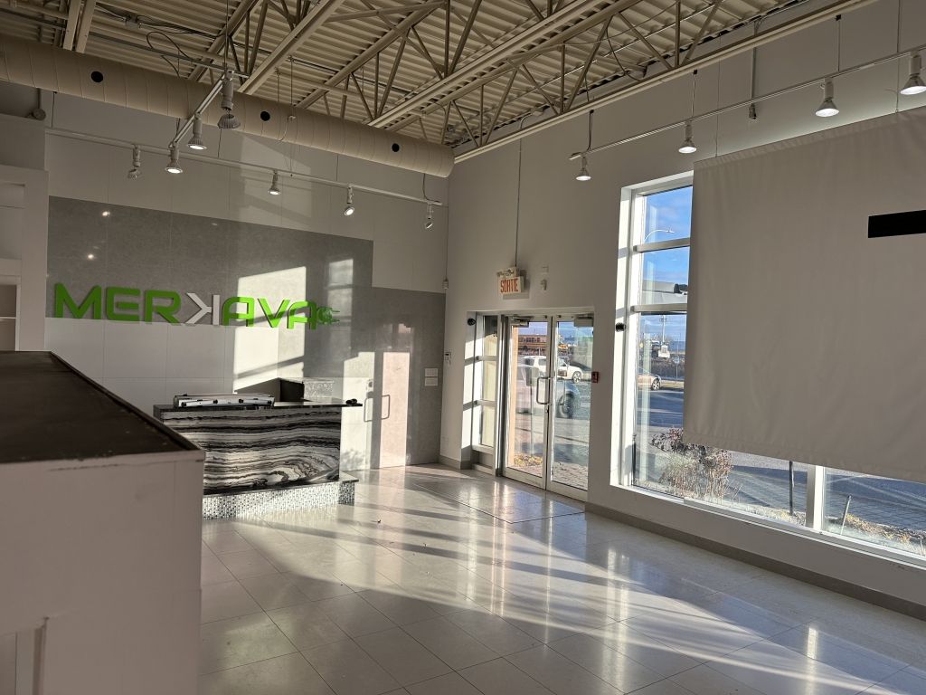 Superbe local 3000 pieds carrs - (possibilit de 6000 pieds carrs qui fait le coin) Aut des Laurentides, Laval