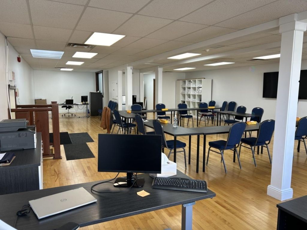 Bureau  louer 1414 pc au 2e tage centre-ville St-Jrme