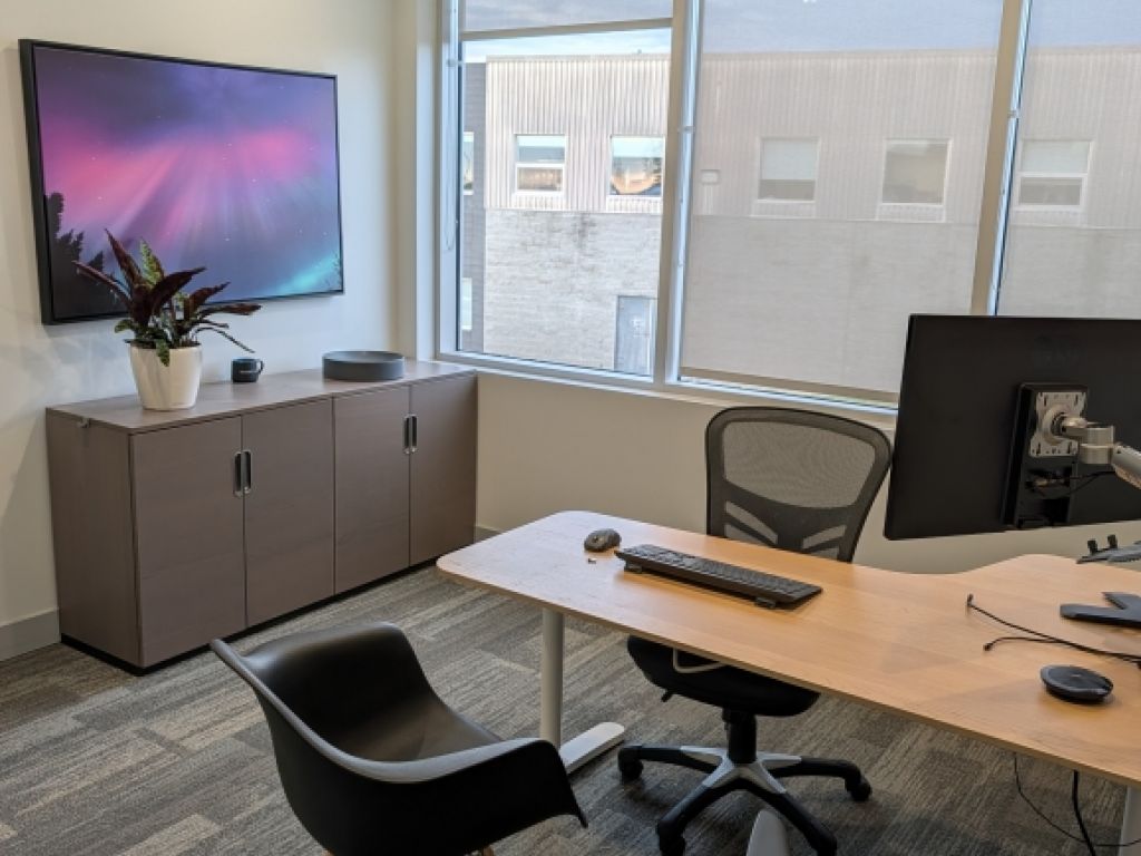 Location bureaux ferm�s et postes de travail - Laval - Acc�s direct A-440