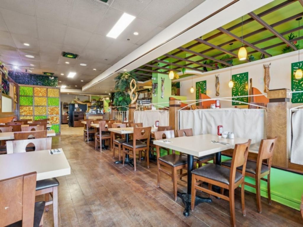 Fully equipped restaurant with terrace for sale in Boucherville