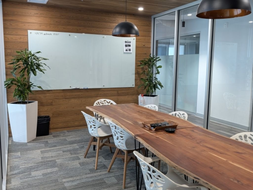 Location bureaux ferm�s et postes de travail - Laval - Acc�s direct A-440