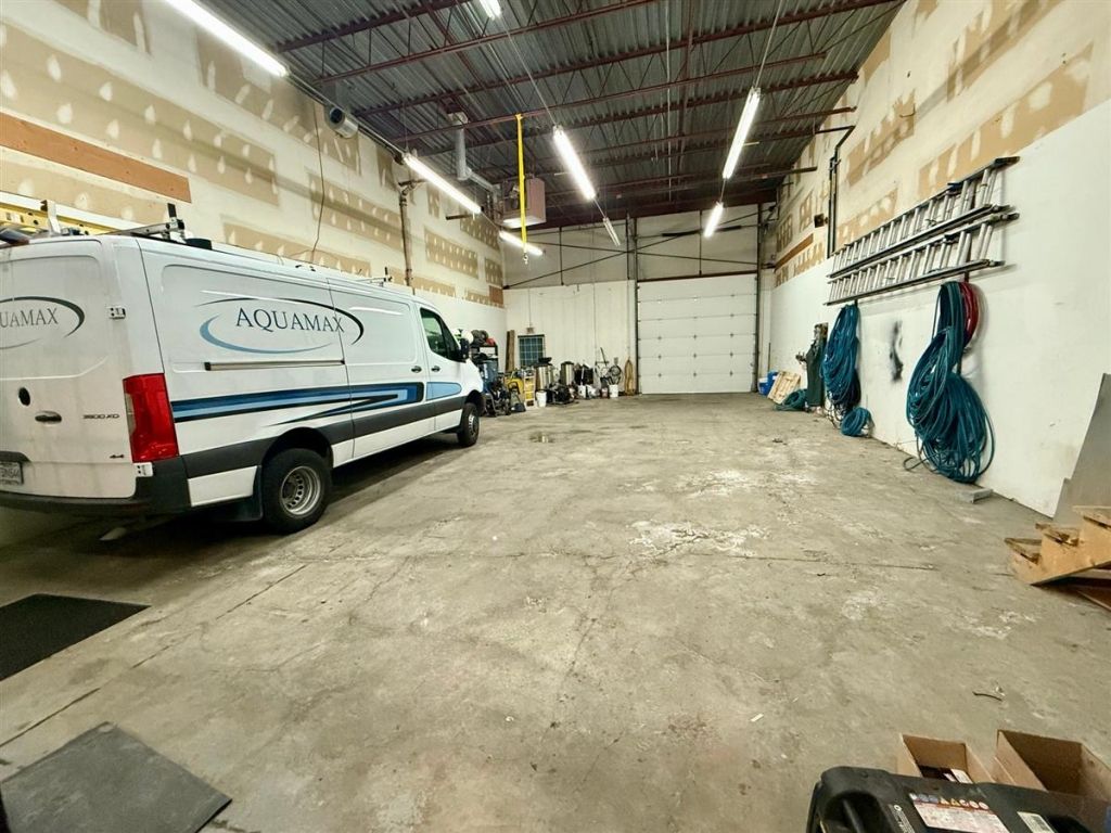 Industrial space for lease - 1275 Rue Bergar, local A
