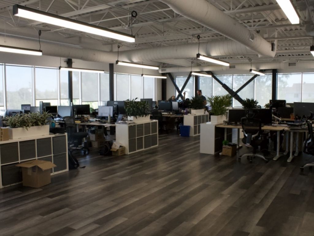Location bureaux ferm�s et postes de travail - Laval - Acc�s direct A-440