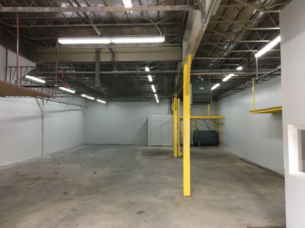 Small Warehouse for rent with garage door