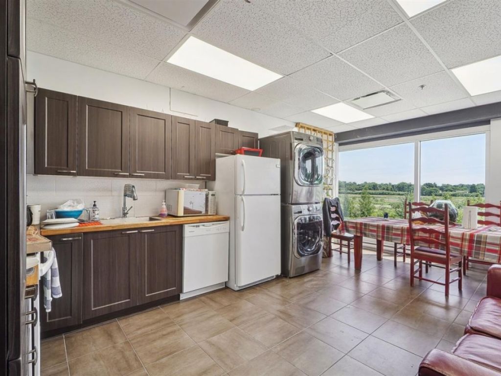 Industrial building 15,051 sq.ft. � Saint-Bruno-de-Montarville