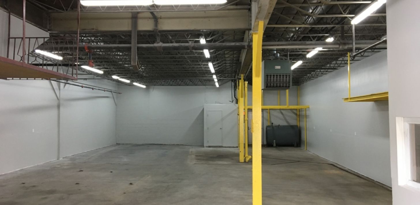 Small Warehouse for rent with garage door - For Rent