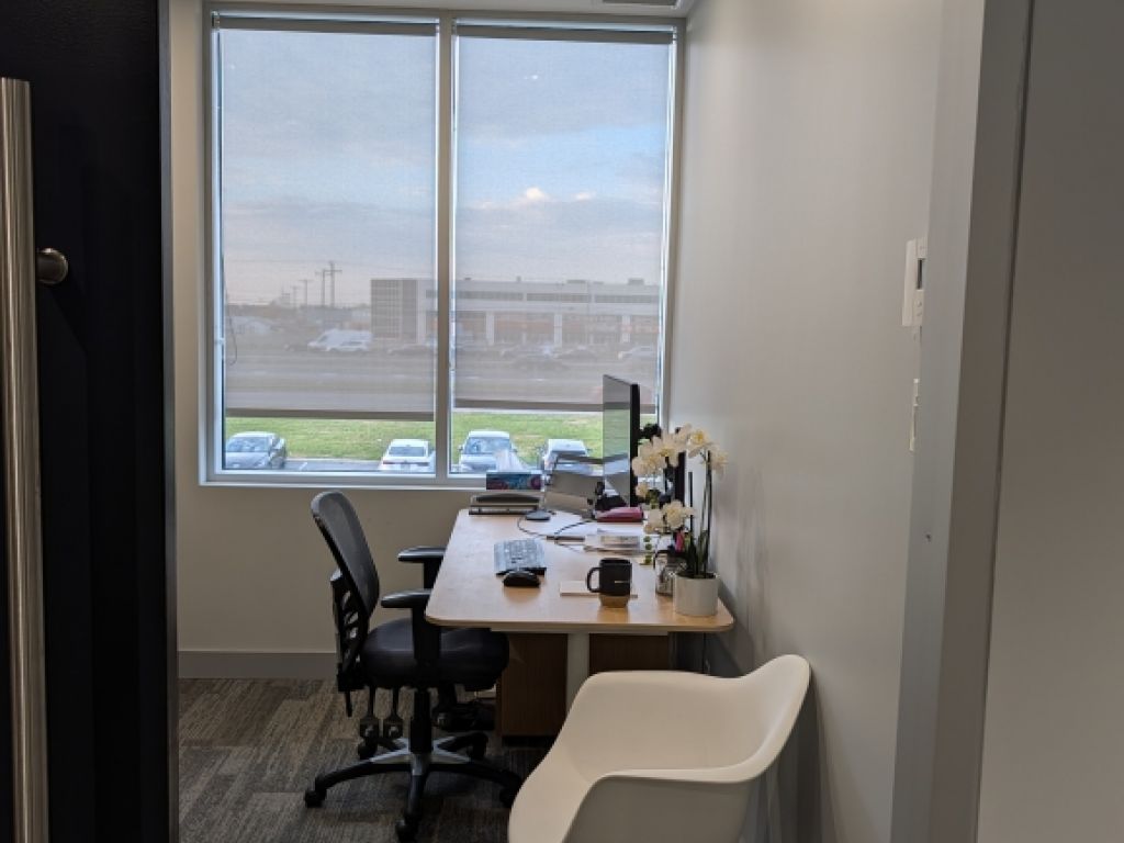 Location bureaux ferm�s et postes de travail - Laval - Acc�s direct A-440