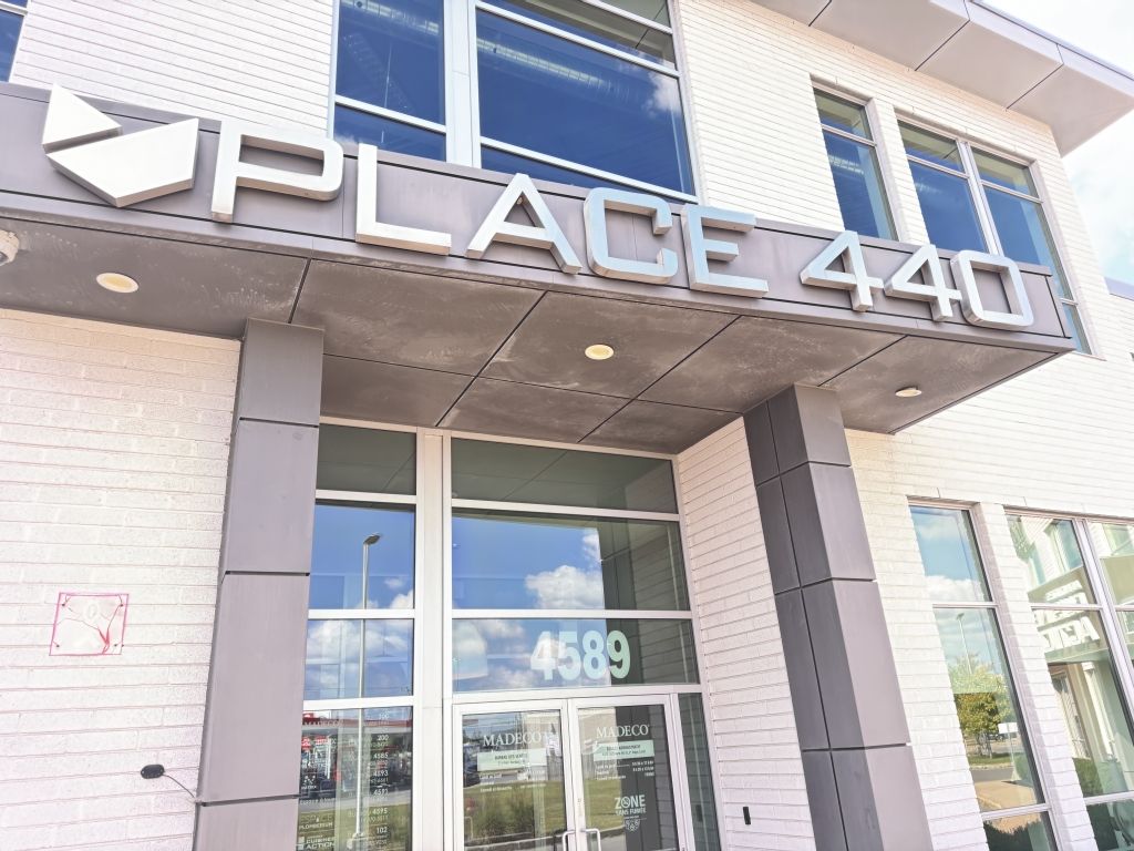 📍 Condo commercial  louer  1er tage  Laval, autoroute 440 Ouest
