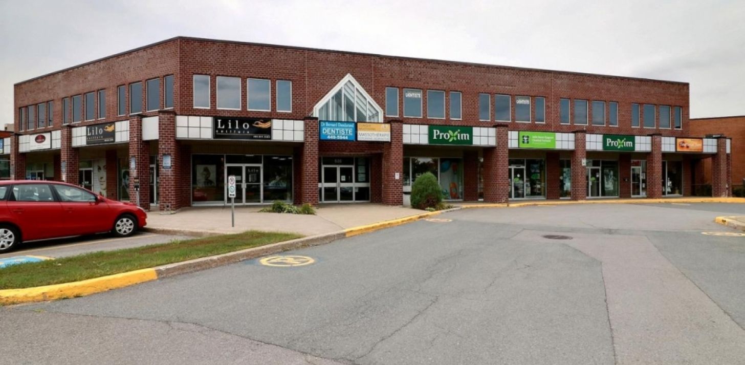 Local 1255 pc RDC dans un centre d'achat populaire à Boucherville - À louer