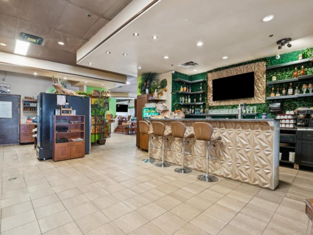 Fully equipped restaurant with terrace for sale in Boucherville