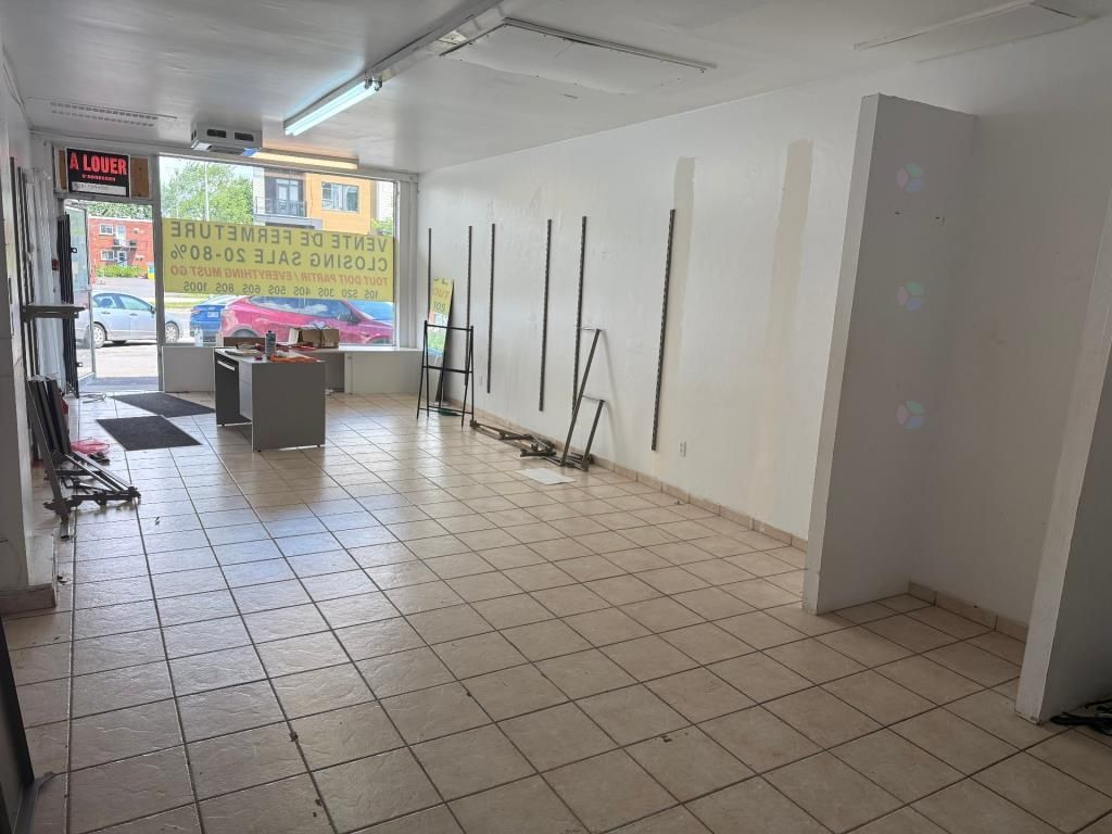 775 sqft Ground space in shopping center of LaSalle