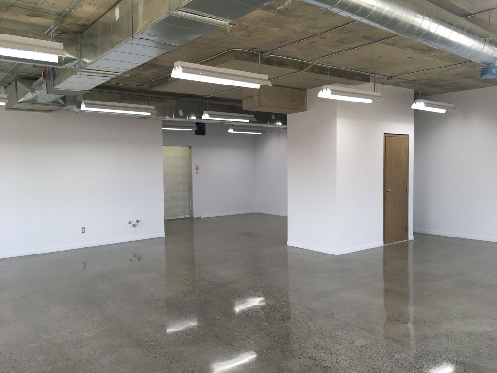 Industrial space 734 to 1424 sq.ft. (with kitchenette and 1 office) in Montreal-Nord!