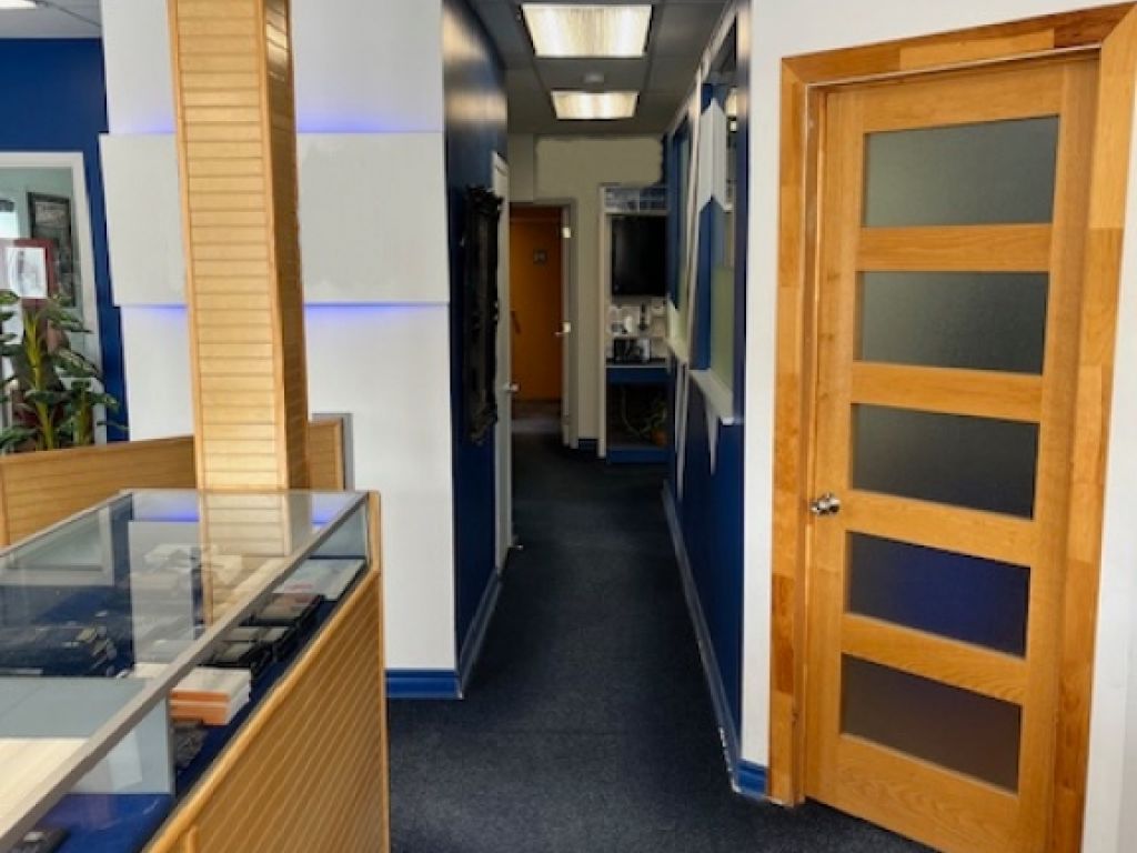 Commercial space on Lajeunesse street ideal for shops and businesses seeking  presence and visibility.