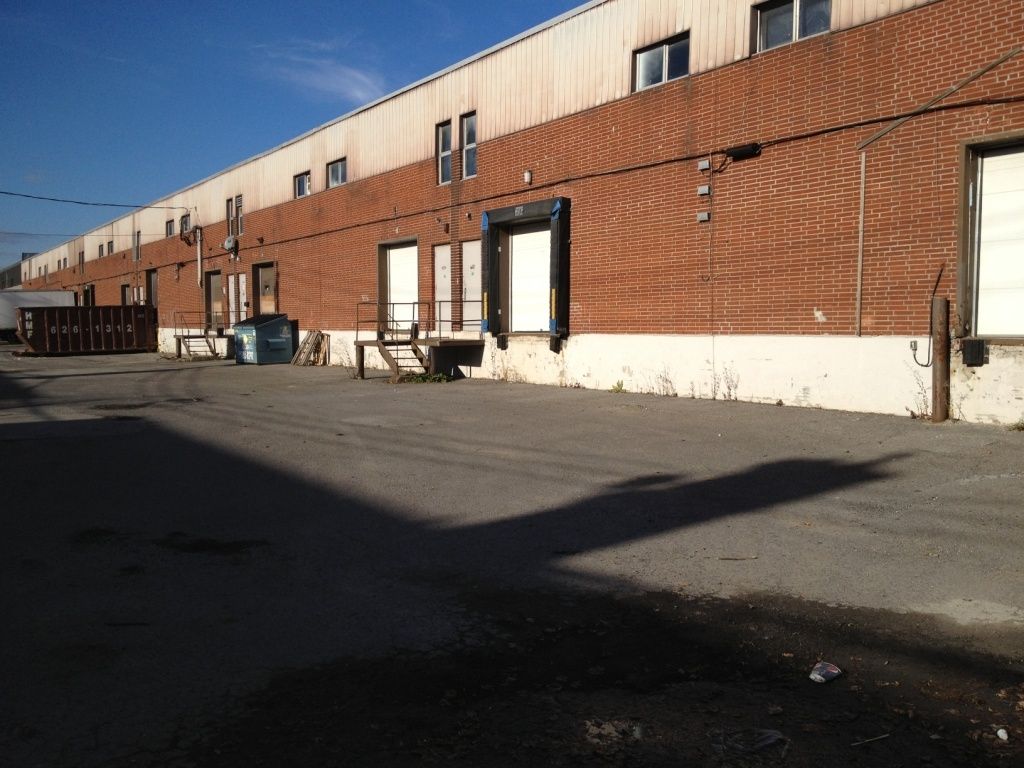 Small warehouse of 3,620ft with loading dock