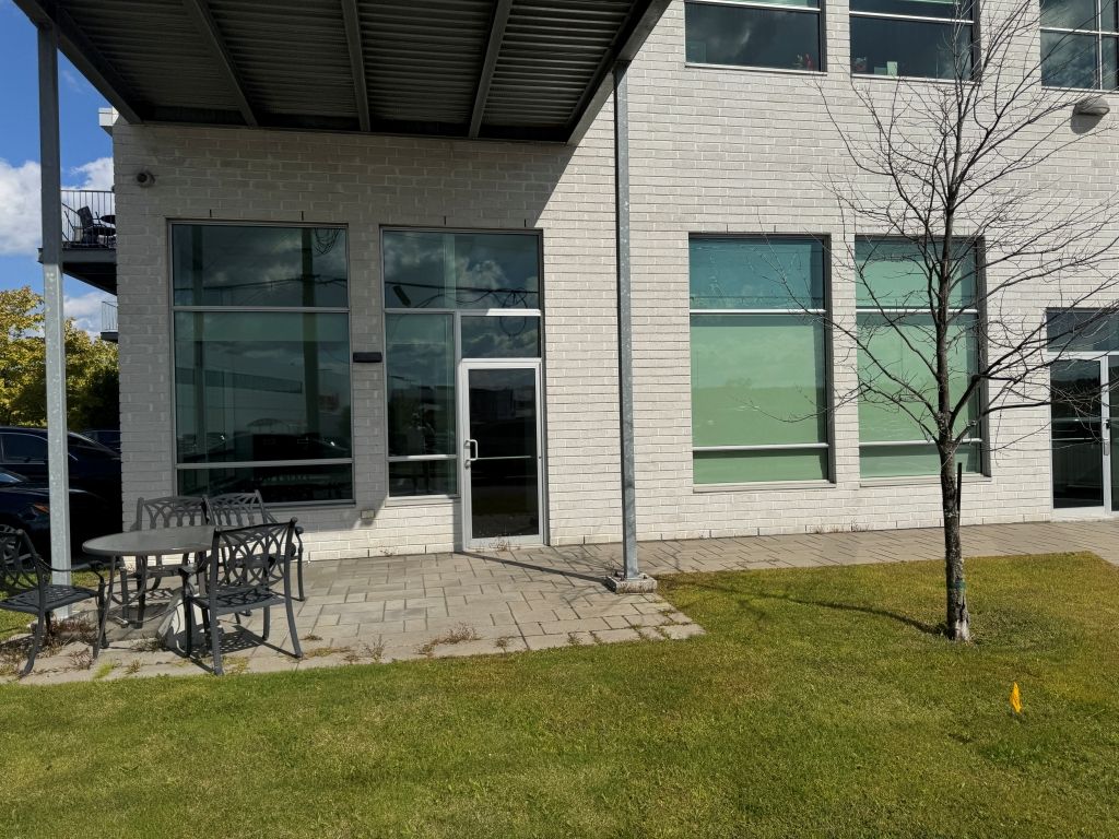 📍 Condo commercial  louer  1er tage  Laval, autoroute 440 Ouest