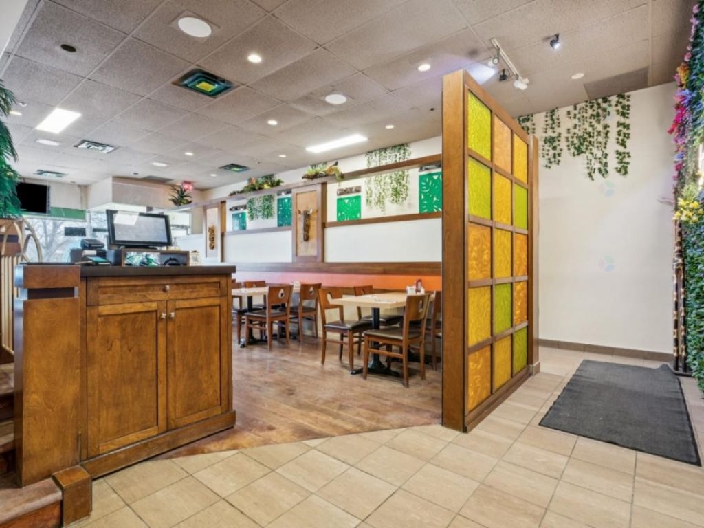 Fully equipped restaurant with terrace for sale in Boucherville