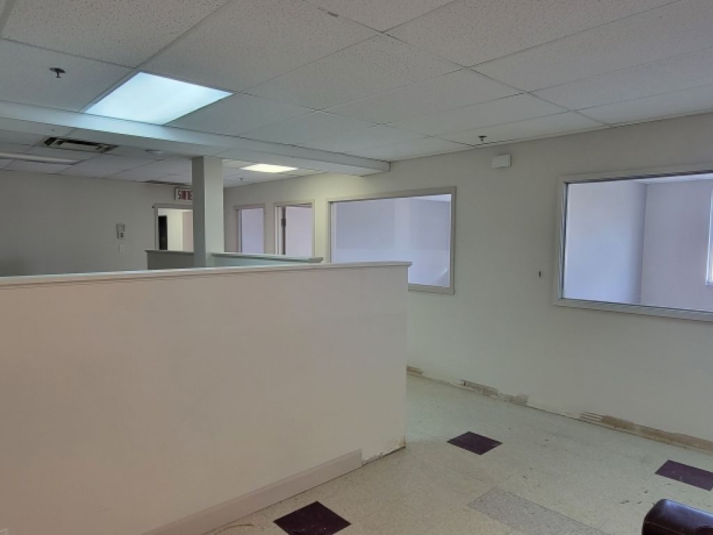 Bureaux de 1500 pi. ca. comprenant 4 bureaux ferms, aire ouverte, cuisinette et salle de confrence