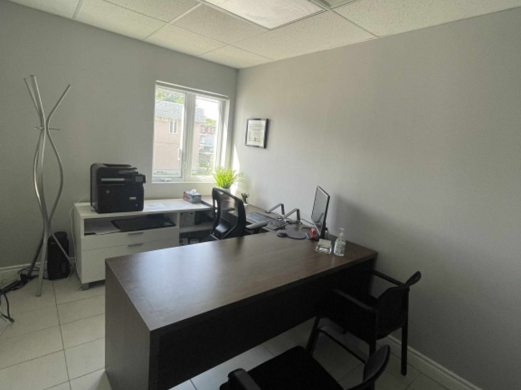 Bureaux  louer  Saint-Jrme - Grand stationnement - TOUT INCLU