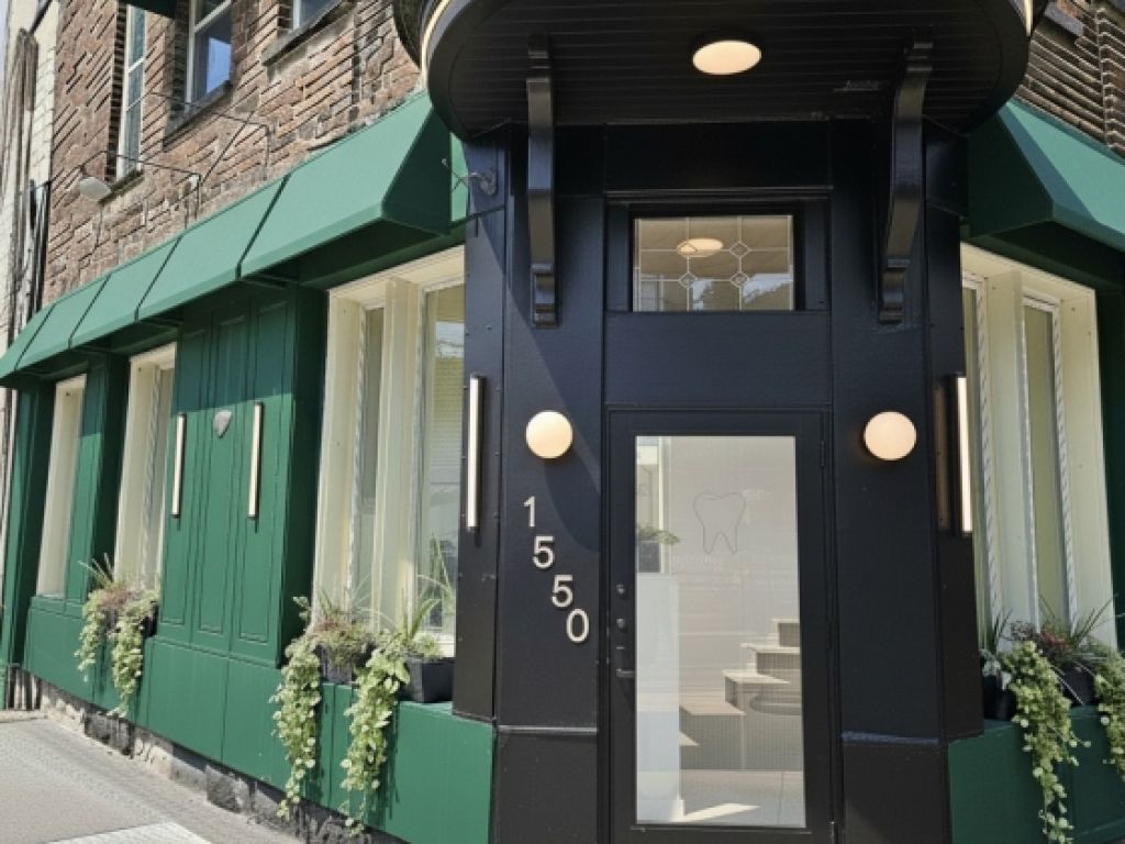 FOR RENT  Commercial space 2,000 to 2,700 sq. ft.  Ideal for dental clinic or professional office  Ville-Marie East, Montreal