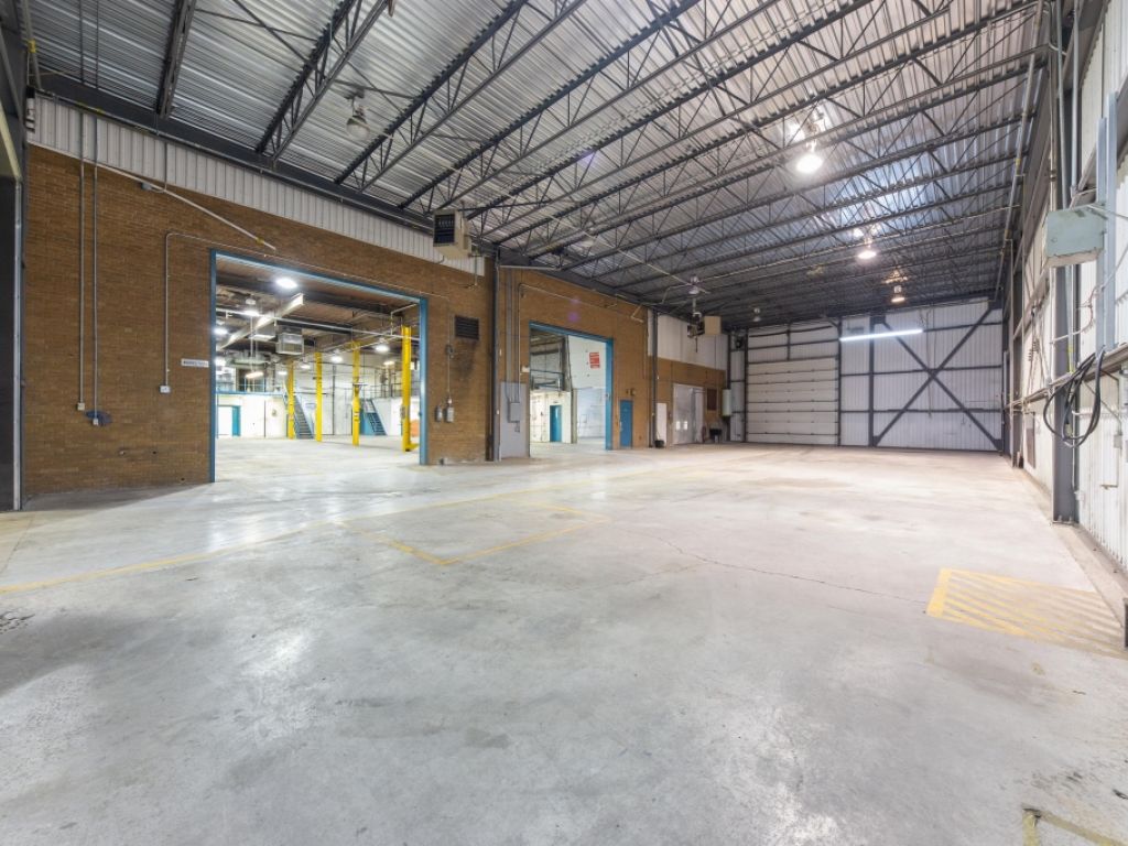 Turnkey industrial space in Boisbriands strategic business district