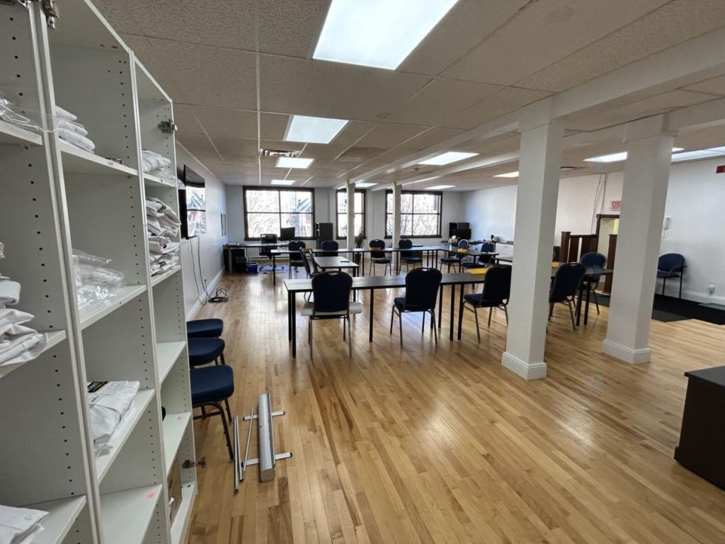 Bureau  louer 1414 pc au 2e tage centre-ville St-Jrme